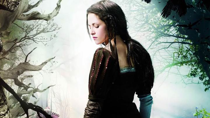Snow White And The Huntsman – Kristen Stewart Closed Eyes N Side Back Pose